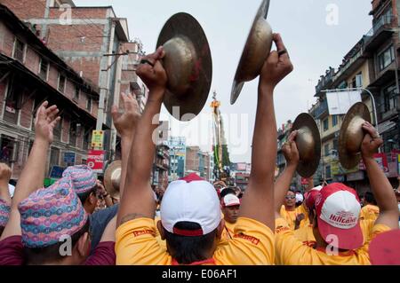 Lalitpur, Nepal. 3rd May, 2014. Devotees play the traditional instruments during the Chariot procession day of God Rato Machhindranath in Lalitpur, Nepal, May 3, 2014. Rato Machhindranath Rath Jatra is one of the longest and most interesting festivals in Patan (Lalitpur), Nepal. The Rato Machhindranath Jatra festival is believed to have started in 11th century. © Patap Thapa/Xinhua/Alamy Live News Stock Photo