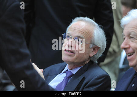 Jerusalem. 15th Dec, 2009. File photo taken on Dec. 15, 2009, shows U.S. special envoy for the Middle East peace talks Martin Indyk (C) in Tel Aviv, Israel. U.S. special envoy for the Middle East peace talks Martin Indyk is considering resigning from his post amid the recent setback in the peace talks between Israel and the Palestinians, the Ha'aretz daily reported on Sunday. © JINI/Xinhua/Alamy Live News
