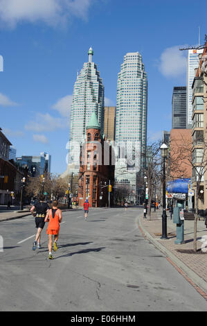 Toronto, Canada. 04th May, 2014. Runners passes the Flatiron building, Goodlife Fitness Toronto Marathon, Front Street, Toronto , Ontario, Canada - 4 May 2014  Credit:  Peter Llewellyn/Alamy Live News Stock Photo