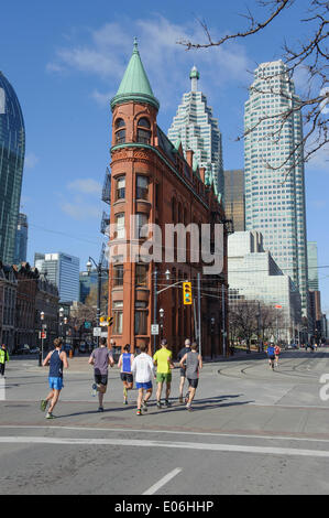 Toronto, Canada. 04th May, 2014. Runners passes the Flatiron building, Goodlife Fitness Toronto Marathon, Front Street, Toronto , Ontario, Canada - 4 May 2014  Credit:  Peter Llewellyn/Alamy Live News Stock Photo