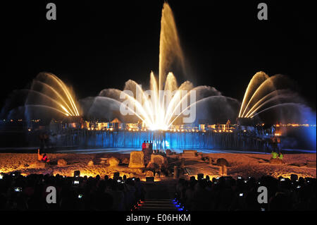 Singapore. 4th May, 2014. Tourists watch the last show of 'Songs of the Sea' at Singapore's Sentosa Siloso Beach, May 4, 2014. Sentosa's 'Songs of the Sea' presented its last show after a successful run of 7 years. © Then Chih Wey/Xinhua/Alamy Live News Stock Photo