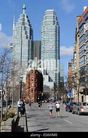 Toronto, Canada. 04th May, 2014. Runners passes the Flatiron building, Goodlife Fitness Toronto Marathon, Front Street, Toronto , Ontario, Canada - 4 May 2014  Credit:  Peter Llewellyn/Alamy Live News Stock Photo