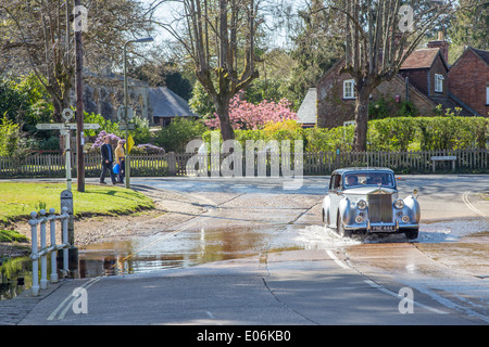 1954 ROLLS-ROYCE SILVER DAWN SALOON driving through a ford at Brockenhurst, New Forest Stock Photo