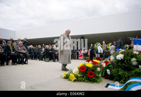 Oranienburg, Germany. 04th May, 2014. Edgar Frischmann, Sachsenhausen concentration camp survivor, lays a wreath during the ceremony to mark the 69th anniversary of the liberation of Sachsenhausen and Ravensbrueck concentration camps at Station Z in Oranienburg, Germany, 04 May 2014. The pupils want to turn a former prisoner of war camp into a memorial. The 69th anniversary of the liberation is celebrated on 04 May 2014. Photo: DANIEL NAUPOLD/dpa/Alamy Live News Stock Photo