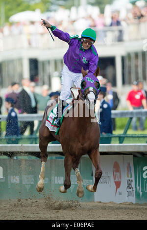 California Chrome and jockey Victor Espinoza cross the finish line to win the 140th running of the Kentucky Derby at Churchill Downs. (Credit Image: © David Stephenson/ZUMAPRESS.com) Stock Photo