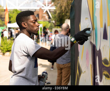 London, UK. 5th May 2014. Street art performance at the London Streetfest on Sunday, 4 May, 2014 in Hackney Wick’s Fish Island, London, UK. The Streetfest is a urban culture festival taking place in East London where are represented several forms of street art: DJ-sets, rap, breakdance, skateboarding, BMX riding and graffiti performances. Credit:  Cecilia Colussi/Alamy Live News Stock Photo