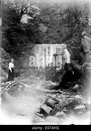Femme posant près d'une cascade Stock Photo