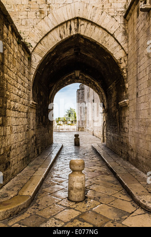 an antique archway in the old town of Barletta, Italy Stock Photo