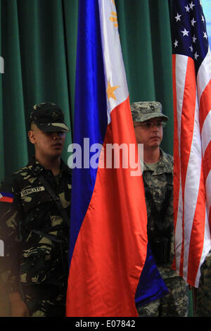 Quezon City, Philippines. 5th May, 2014. Soldiers from the United States and the Philippines stand behind their respective flags during the opening ceremony of the U.S.-Philippines Balikatan 2014 Joint Exercise at the Armed Forces of the Philippines (AFP) headquarters at Camp Aguinaldo in Quezon City, the Philippines, May 5, 2014. A total of 3,000 Filipino soldiers and 2,500 U.S. soldiers would participate in this year's U.S.-Philippines Balikatan military exercises. © Rouelle Umali/Xinhua/Alamy Live News Stock Photo