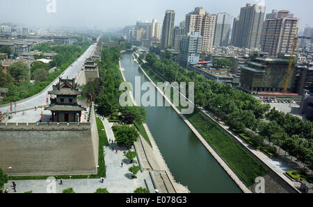 Xi'an. 5th May, 2014. Photo taken on May 5, 2014 shows the moat in section of 'Yongning' gate, south gate of the ancient city wall, after one and a half years of renovation work, in Xi'an, capital of northwest China's Shaanxi Province. © Tao Ming/Xinhua/Alamy Live News Stock Photo