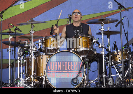 New Orleans, Louisiana, USA. 4th May, 2014. Drummer KENNY ARONOFF performs live with John Fogerty at NOLA Jazz Fest in New Orleans, Louisiana Credit:  Daniel DeSlover/ZUMAPRESS.com/Alamy Live News Stock Photo