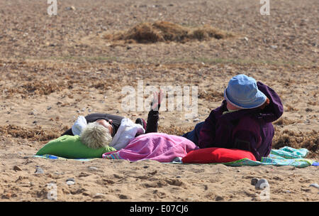 Heacham, Norfolk, England, UK. 5th May 2014.A couple enjoying the morning sunshine on Bank Holiday Monday.  Credit:  Stuart Aylmer/Alamy Live News Stock Photo