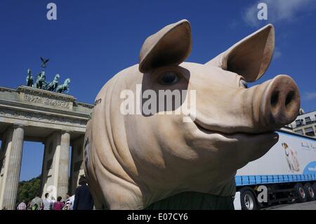 Berlin, Germany. 20th July, 2013. A pig figure is seen at the Veggie Parade at Pariser Platz in Berlin, Germany, 20 July 2013. The Veggie Parade is a demonstration of vegans against the consumption of animal products. Fotoarchiv für Zeitgeschichte - NO WIRE SERVICE/dpa/Alamy Live News Stock Photo