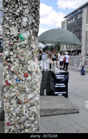 Berlin, Germany. 21st June, 2013. Old chewing gums on a segment of the Berlin Wall seen next to a replica of a GDR visa stamp station at Potsdamer Platz in Berlin, Germany, 21 June 2013. Fotoarchiv für Zeitgeschichte - NO WIRE SERVICE/dpa/Alamy Live News Stock Photo