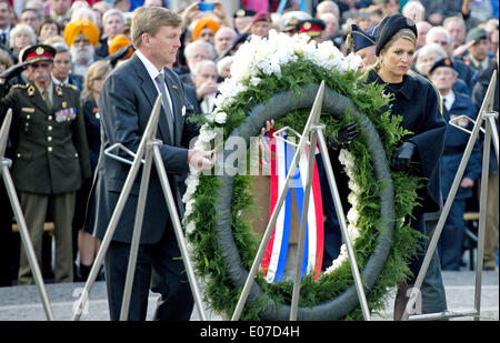 May 4, 2014 - Amsterdam, Netherlands - 4-5-2014 AMSTERDAM - Queen Maxima and King Willem-Alexander at the wearth laying ceremony (Dodenherdenking) at the WWII memorial at the monument op de Dam in Amsterdam. (Credit Image: © Robin Utrecht/NurPhoto/ZUMAPRESS.com) Stock Photo