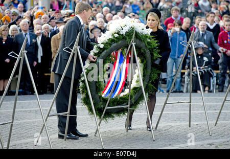 May 4, 2014 - Amsterdam, Netherlands - 4-5-2014 AMSTERDAM - Queen Maxima and King Willem-Alexander at the wearth laying ceremony (Dodenherdenking) at the WWII memorial at the monument op de Dam in Amsterdam. (Credit Image: © Robin Utrecht/NurPhoto/ZUMAPRESS.com) Stock Photo