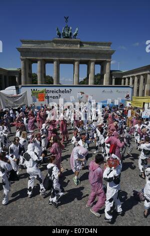 Berlin, Germany. 20th July, 2013. Protesters dressed as pigs and cows dance in front of the Brandenburg Gate at the Veggie Parade at Pariser Platz in Berlin, Germany, 20 July 2013. The Veggie Parade is a demonstration of vegans against the consumption of animal products. Fotoarchiv für Zeitgeschichte - NO WIRE SERVICE/dpa/Alamy Live News Stock Photo