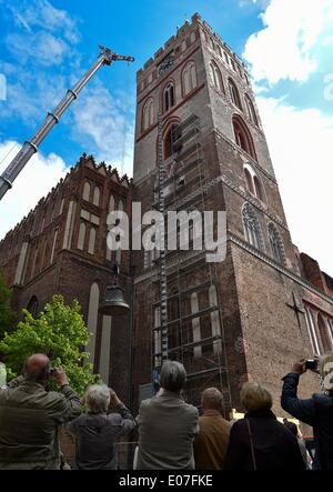 Frankfurt Main, Germany. 05th May, 2014. The new and biggest church bell 'Osanna' is lifted into the steeple of St. Mary's Church by a crane in Frankfurt Main, Germany, 05 May 2014. According to the church's support association the bell with its 5.4 tons of weight is the biggest church bell in Brandenburg. Photo: PATRICK PLEUL/DPA/Alamy Live News Stock Photo