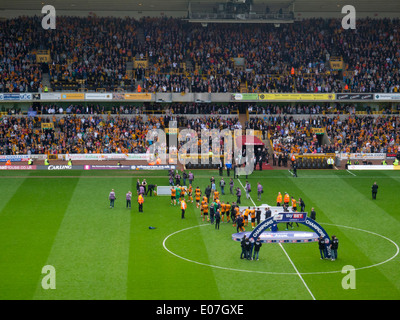 Wolverhampton Wanderers football team with League Cup 1975 Stock Photo