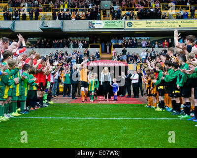 Wolverhampton, UK. 5th May, 2014.  Jody Craddock walks out to a guard of honour with his family for his testimonial to celebrate 10 years at Wolverhampton Wanderers Wolverhampton Wanders played against former players of his former club Sunderland, raising money for the Birmingham Children's Hospital. The Sunderland side included Niall Quinn and Kevin Phillips.  Credit:  Paul Swinney/Alamy Live News Stock Photo