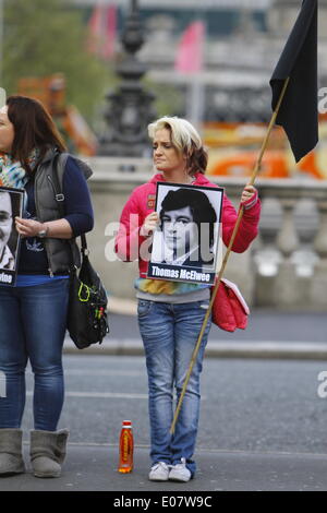 Dublin, Ireland. 5th May 2014. An activist from the 32 County Sovereignty Movement holds a picture of Thomas McElwee, a fellow hunger striker from Bobby Sands and a black flag. Activists from the 32 County Sovereignty Movement held a vigil on the anniversary of Bobby Sands' death. The Provisional and Westminster MP for the Anti H-Block party died during the 1981 Irish hunger strike in HM Prison Maze. Credit:  Michael Debets/Alamy Live News Stock Photo