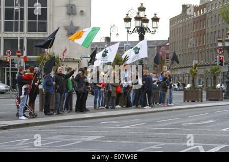 Dublin, Ireland. 5th May 2014. Activists from the 32 County Sovereignty Movement stand on O'Connell Bridge, holding black flags and pictures of the hunger strikers who died during the 1981 Irish hunger strike. Activists from the 32 County Sovereignty Movement held a vigil on the anniversary of Bobby Sands' death. The Provisional and Westminster MP for the Anti H-Block party died during the 1981 Irish hunger strike in HM Prison Maze. Credit:  Michael Debets/Alamy Live News Stock Photo