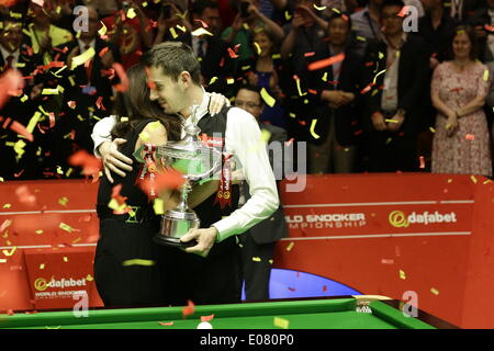 Mark Selby beats Ronnie O'Sullivan 18-14 to win world snooker final 2014 Stock Photo