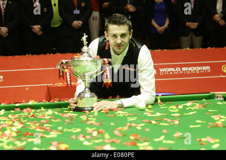 Mark Selby beats Ronnie O'Sullivan 18-14 to win world snooker final 2014 Stock Photo