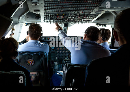 US President Barack Obama drops by the Air Force One cockpit during his flight to Pittsburgh January 29, 2014. Stock Photo