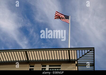 Berlin, Germany. 12th Feb, 2011. The US flag waves ontop of the embassy of the United States in Berlin, Germany, 12 February 2011. Photo: Berliner Verlag/Steinach - NO WIRE SERVICE/dpa/Alamy Live News