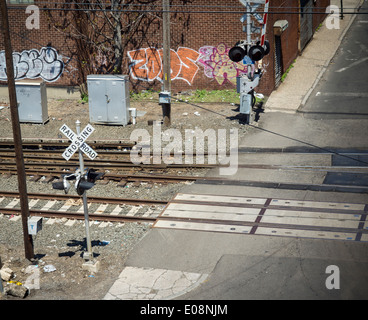 A rare grade crossing in Queens in New York for the Long Island Railroad's Long Island City terminus Stock Photo