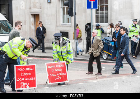 London, UK. 6th May 2014, Metropolitan Police Officers prepare for the demonstration by London Black Cab drivers as they protest over the refusal to place a Black Cab taxi rank outside the entrance to The Shard. Photographer:  Gordon Scammell/Alamy Live News Stock Photo