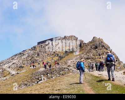 Walkers walking on Rhyd Ddu path to Mt Snowdon summit café on busy weekend in Snowdonia National Park. Gwynedd North Wales UK Stock Photo