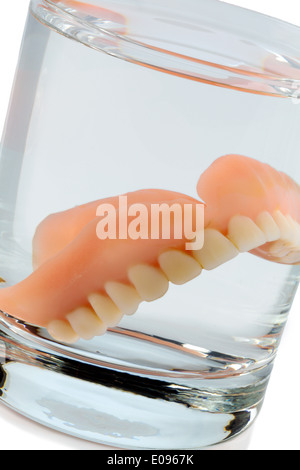 Denture m of water glass, symbolic photo fue set of dentures and care, Zahnprothese m Wasserglas, Symbolfoto fue Zahnersatz und