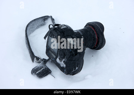 canon 1dsmk3 camera with 16-35 mk2 lens and sandisk cards owned by photographer Joe Fox getting buried in the snow antarctica Stock Photo