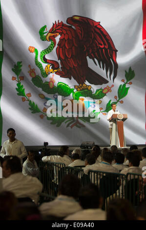 Cancun, Mexico. 6th May, 2014. Mexico's President, Enrique Pena Nieto (Back) addresses the opening ceremony of the Turistic Tianguis (Market) Mexico 2014, in Cancun, Qintana Roo, Mexico, on May 6, 2014. © Rong Hao/Xinhua/Alamy Live News Stock Photo