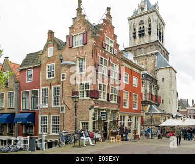 ACCORDION PLAYER AND OLD HOUSES ON VOLDERSGRACHT CANAL DELFT HOLLAND Stock Photo