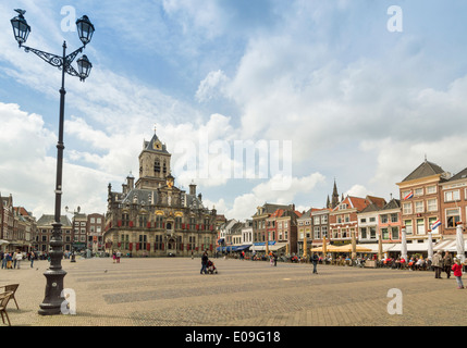 DELFT HOLLAND THE MARKT SQUARE LOOKING TOWARDS THE STADHUIS OR CITY HALL Stock Photo