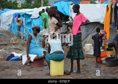 Juba, South Sudan, Africa. 6th May, 2014. Displaced residents at the UN Mission in South Sudan (UNMISS) Tomping compound. UN Secretary-General with the community leaders representing the thousands of civilians who have sought shelter in the United Nations compound to hear of their concerns first hand. © Samir Bol/ZUMA Wire/ZUMAPRESS.com/Alamy Live News Stock Photo