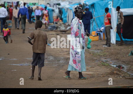 Juba, South Sudan, Africa. 6th May, 2014. Displaced residents at the UN Mission in South Sudan (UNMISS) Tomping compound. UN Secretary-General with the community leaders representing the thousands of civilians who have sought shelter in the United Nations compound to hear of their concerns first hand. © Samir Bol/ZUMA Wire/ZUMAPRESS.com/Alamy Live News Stock Photo