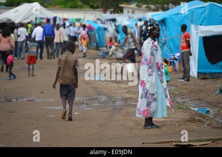 Juba, South Sudan, Africa. 6th May, 2014. Displaced residents at the UN Mission in South Sudan (UNMISS) Tomping compound. UN Secretary-General with the community leaders representing the thousands of civilians who have sought shelter in the United Nations compound to hear of their concerns first hand. © Samir Bol/ZUMA Wire/ZUMAPRESS.com/Alamy Live News Stock Photo