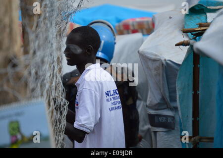 Juba, South Sudan, Africa. 6th May, 2014. Displaced residents at the UN Mission in South Sudan (UNMISS) Tomping compound. UN Secretary-General with the community leaders representing the thousands of civilians who have sought shelter in the United Nations compound to hear of their concerns first hand. © Samir Bol/ZUMA Wire/ZUMAPRESS.com/Alamy Live News Stock Photo