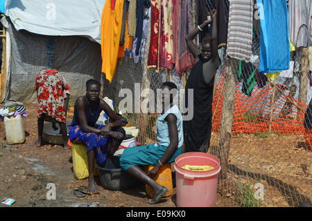 Juba, South Sudan, Africa. 6th May, 2014. Displaced residents at the UN Mission in South Sudan (UNMISS) Tomping compound. UN Secretary-General with the community leaders representing the thousands of civilians who have sought shelter in the United Nations compound to hear of their concerns first hand. © Samir Bol/ZUMA Wire/ZUMAPRESS.com/Alamy Live News Stock Photo