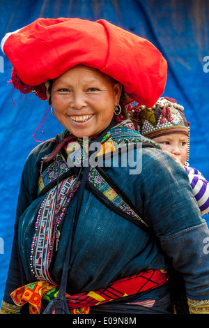 Woman and Child From The Red Dao Minority People, Sa Pa, Lao Cai Province, Vietnam Stock Photo