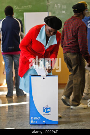 Johannesburg, South Africa. 7th May, 2014. A voter casts her ballot at a polling station in Johannesburg, South Africa, May 7, 2014. South Africa on Wednesday kicked off its general election which is the first one during the post-Mandela era. According to the Independent Electoral Commission, more than 25 million eligible voters have been registered to vote. Credit:  Li Jing/Xinhua/Alamy Live News Stock Photo