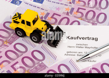 Bill of sale fue new excavators. Lies on euro of bank notes, Kaufvertrag fue neuen Bagger. Liegt auf Euro Geldscheinen Stock Photo