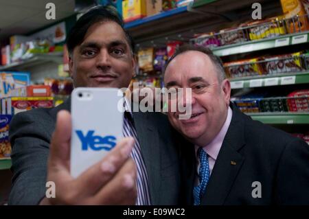 Edinburgh, Scotland, UK. 07th May, 2014. Local SNP activist, Irshad Ahmed ( left ) takes a selfie with First Minister Alex Salmond.  Wednesday, 7th May, 2014. Credit:  Wullie Marr/Alamy Live News Stock Photo