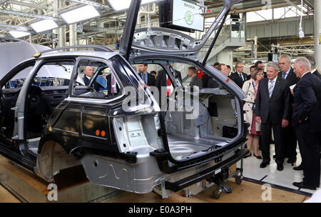 Mlada Boleslav, Czech Republic. 07th May, 2014. President of Germany Joachim Gauck (C) and President of the Czech Republic Milos Zeman visit the Skoda car factory in Mlada Boleslav, Czech Republic, 07 May 2014. Skoda CEO Winfried Vahland stands on the right. Gauck traveles to Czech Republic on a four day state visit. Photo: WOLFGANG KUMM/dpa/Alamy Live News Stock Photo