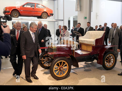 Mlada Boleslav, Czech Republic. 07th May, 2014. President of Germany Joachim Gauck C) and President of the Czech Republic Milos Zeman (R) visit the Skoda car factory and are shown around by Skoda CEO Winfried Vahland (L) in Mlada Boleslav, Czech Republic, 07 May 2014. Skoda CEO Winfried Vahland stands on the right. Gauck traveles to Czech Republic on a four day state visit. Photo: WOLFGANG KUMM/dpa/Alamy Live News Stock Photo