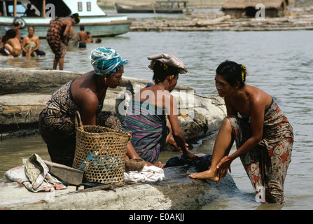 Burmese women washing in Irrawaddy river, Burma (Myanmar) Stock Photo